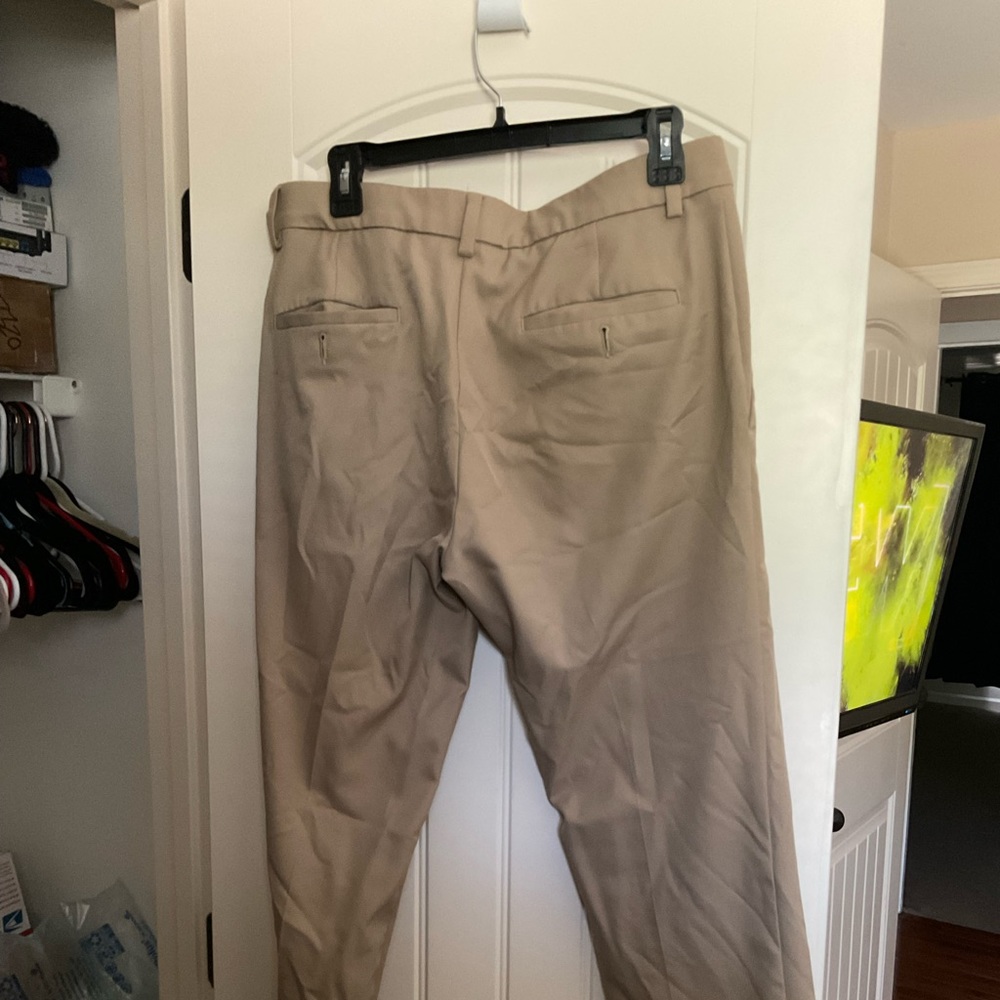 Men’s Haggar Size 32/30 Beige Slim Fit Golf Pants